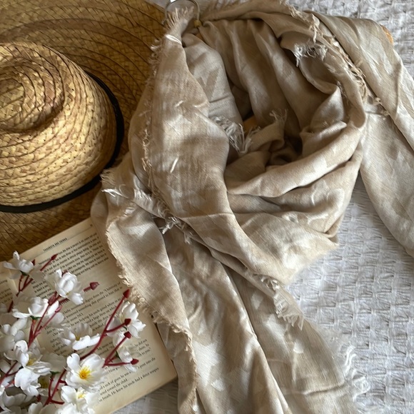 FLAT Rs. 500/- (free ship) Soft scarf patterned with self design - Picture 2 of 3